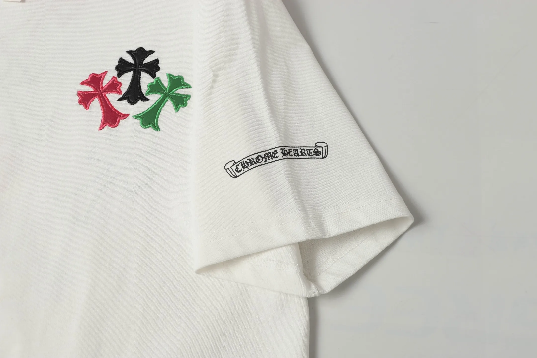 P190 Chrome Hearts CH Chrome Hearts Colorful Cross✝️Applied leather embroidered horseshoe short-sleeved T-shirt. Use imported Tajima machine embroidery. Correct configuration. Black 2025 Chrome Hearts authentic packaging. 280 grams of custom-dyed double yarn cotton. Large version. Loose and stylish. Different from lower versions, slim and long version, upper body and hips. 100% commitment: top quality. Not fast food. Highest version on the market. Top quality - different from ordinary versions on the market. If you care about quality. You must also respect the price. Absolutely zero after-sales service. The return rate so far is 0. It’s hard not to love the style. - 280g custom-dyed double yarn fabric. - Correct high-density main mark, washed tag, hand-sewn.